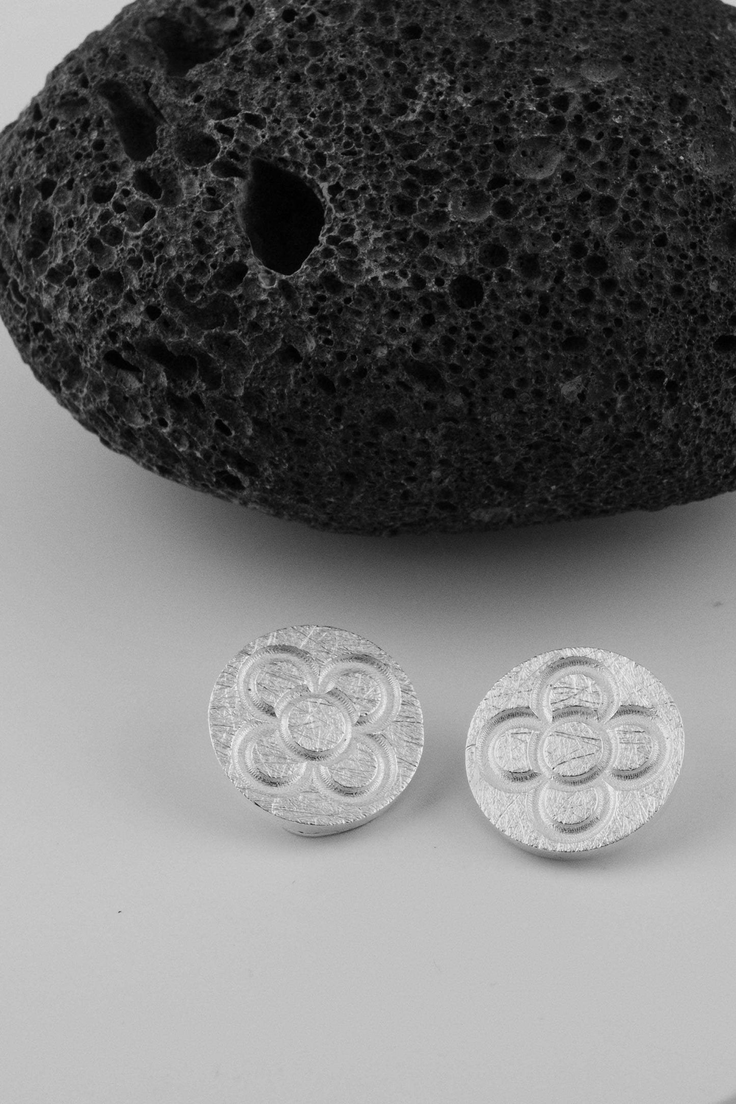Round Catalan Panot Flower Earrings - YuuJewels