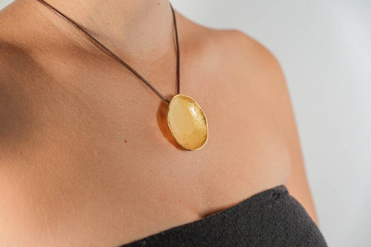 Sleek Golden Disc Necklace