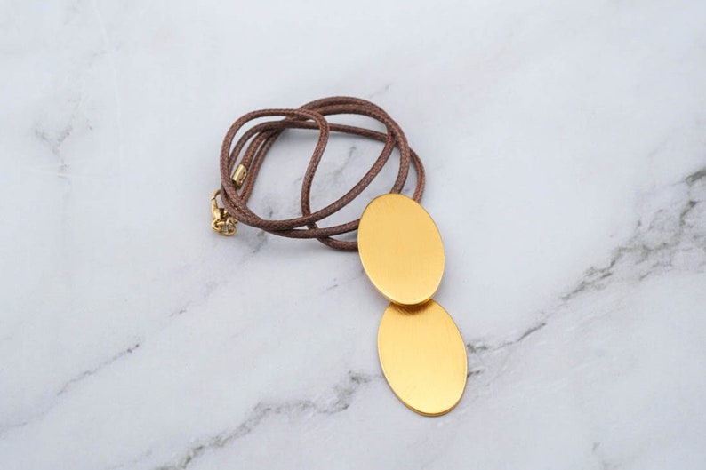 Dynamic Gold Oval Pendant Necklace - YuuJewels